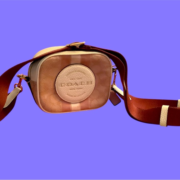 Coach small crossbody, adjustable strap. Zipper closure, 2 slip pockets. NEW - Picture 1 of 7